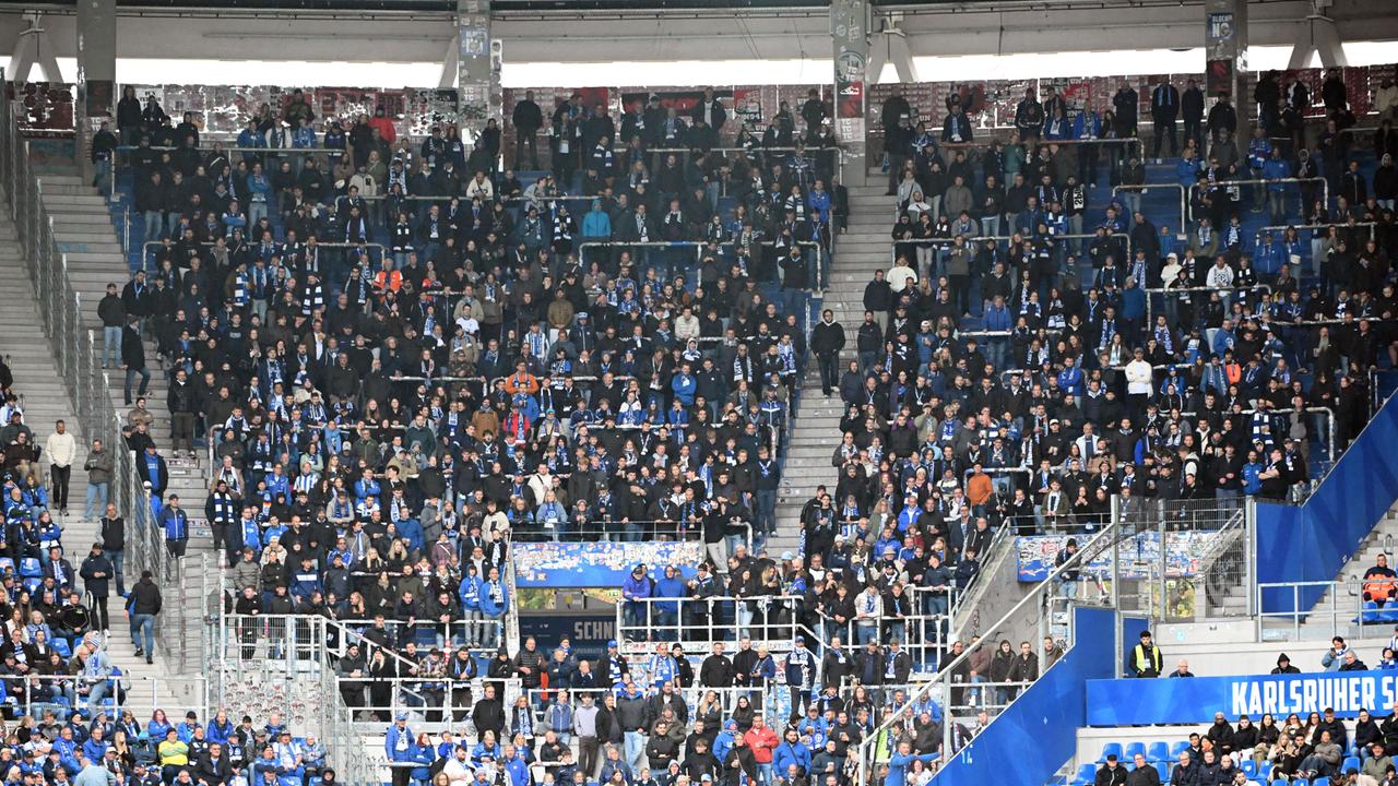 Blick auf den Darmstädter Fanblock in Karlsruhe. 