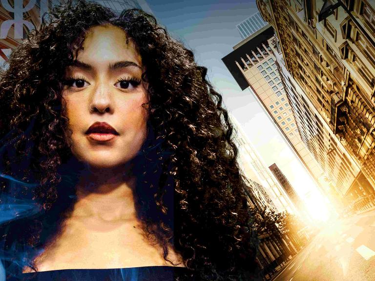 Coverbild des Hörspiels "Lamyas Buch der Scharlatane": Die Rapperin Kauta in Frankfurt bei Sonnenaufgang.