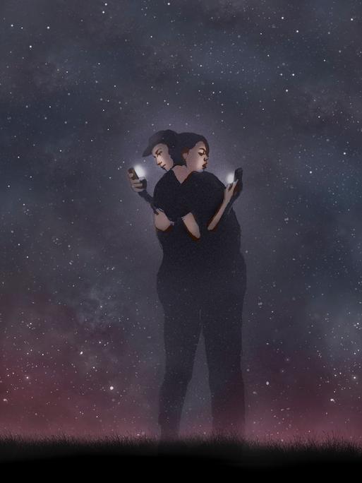 Junges Paar umarmt sich abgelenkt von ihren Handies Junges Paar umarmt sich abgelenkt von ihren Handies