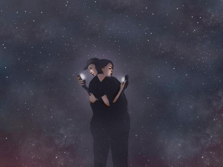 Junges Paar umarmt sich abgelenkt von ihren Handies Junges Paar umarmt sich abgelenkt von ihren Handies