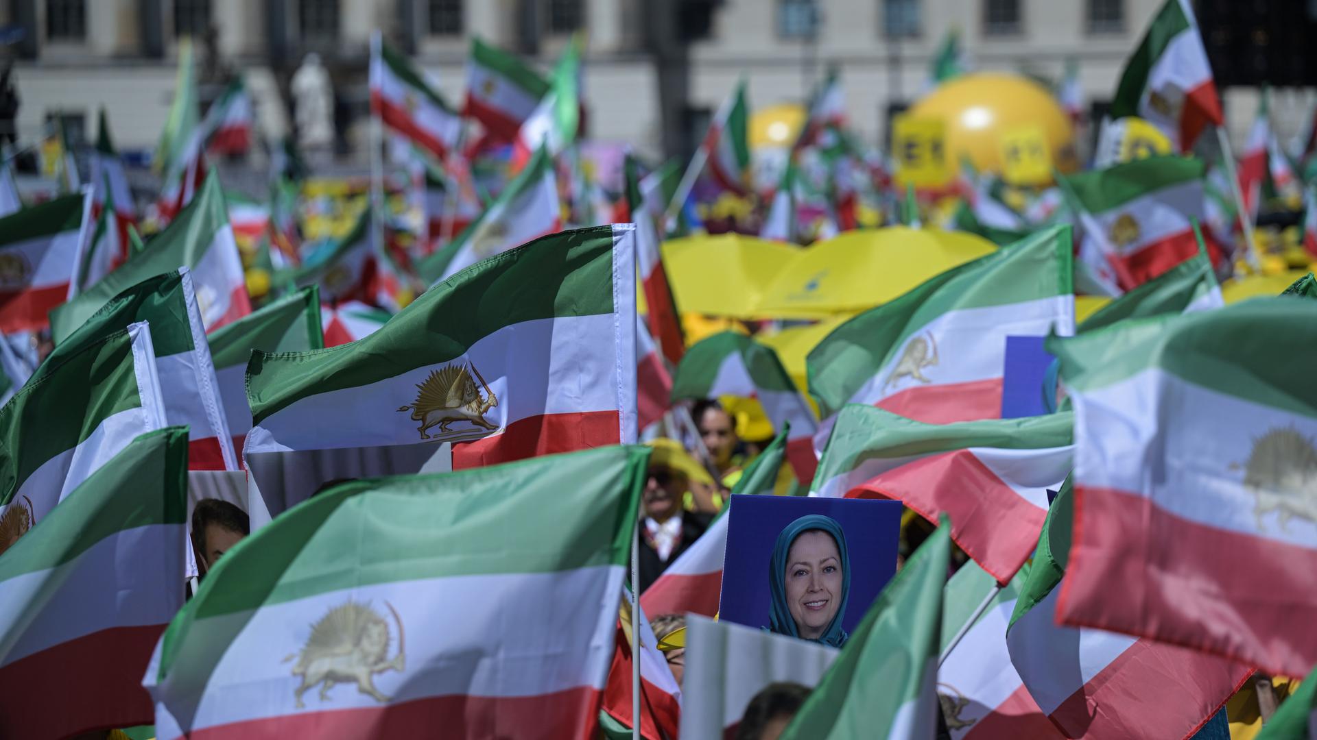 Teilnehmer der Kundgebung des sogenannten Nationalen Widerstandsrat Iran in Berlin schwenken iranische Flaggen.
Teilnehmer der Kundgebung des sogenannten Nationalen Widerstandsrat Iran in Berlin schwenken iranische Flaggen.