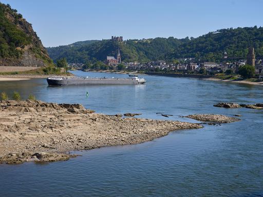 Oberwesel: Ein Frachtschiff passiert auf dem Rhein einen Felsen. 