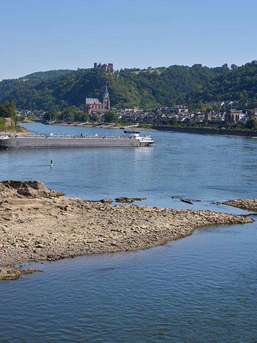 Oberwesel: Ein Frachtschiff passiert auf dem Rhein einen Felsen. 