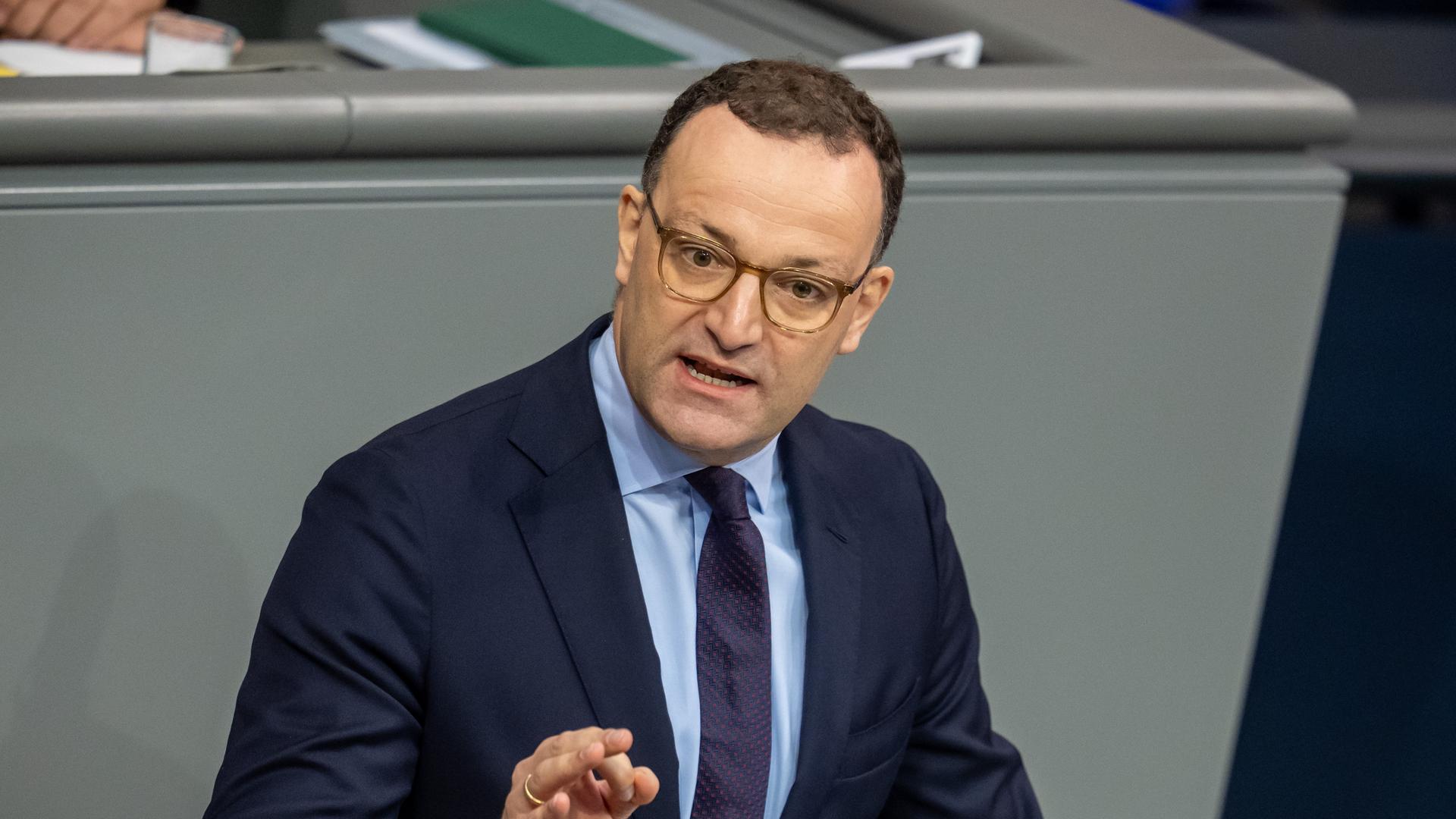 Jens Spahn (CDU), Fraktionsvorsitzender im Bundestag, spricht in der Debatte im Bundestag. Jens Spahn (CDU), Fraktionsvorsitzender im Bundestag, spricht in der Debatte im Bundestag.