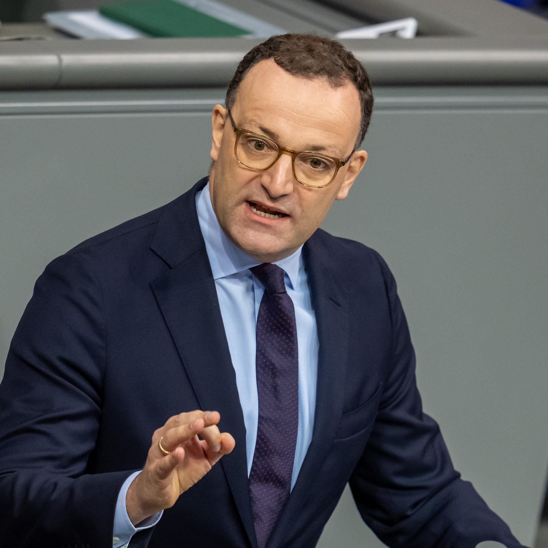 Jens Spahn, Fraktionsvorsitzender im Bundestag, spricht in der Debatte im Bundestag. 