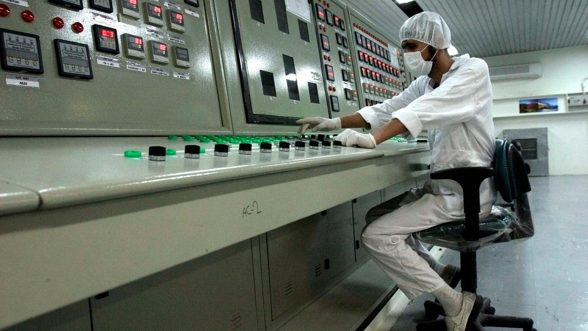 Ein Techniker arbeitet in der Atomanlage außerhalb der iranischen Stadt Isfahan. Ein Techniker arbeitet in der Atomanlage außerhalb der iranischen Stadt Isfahan.