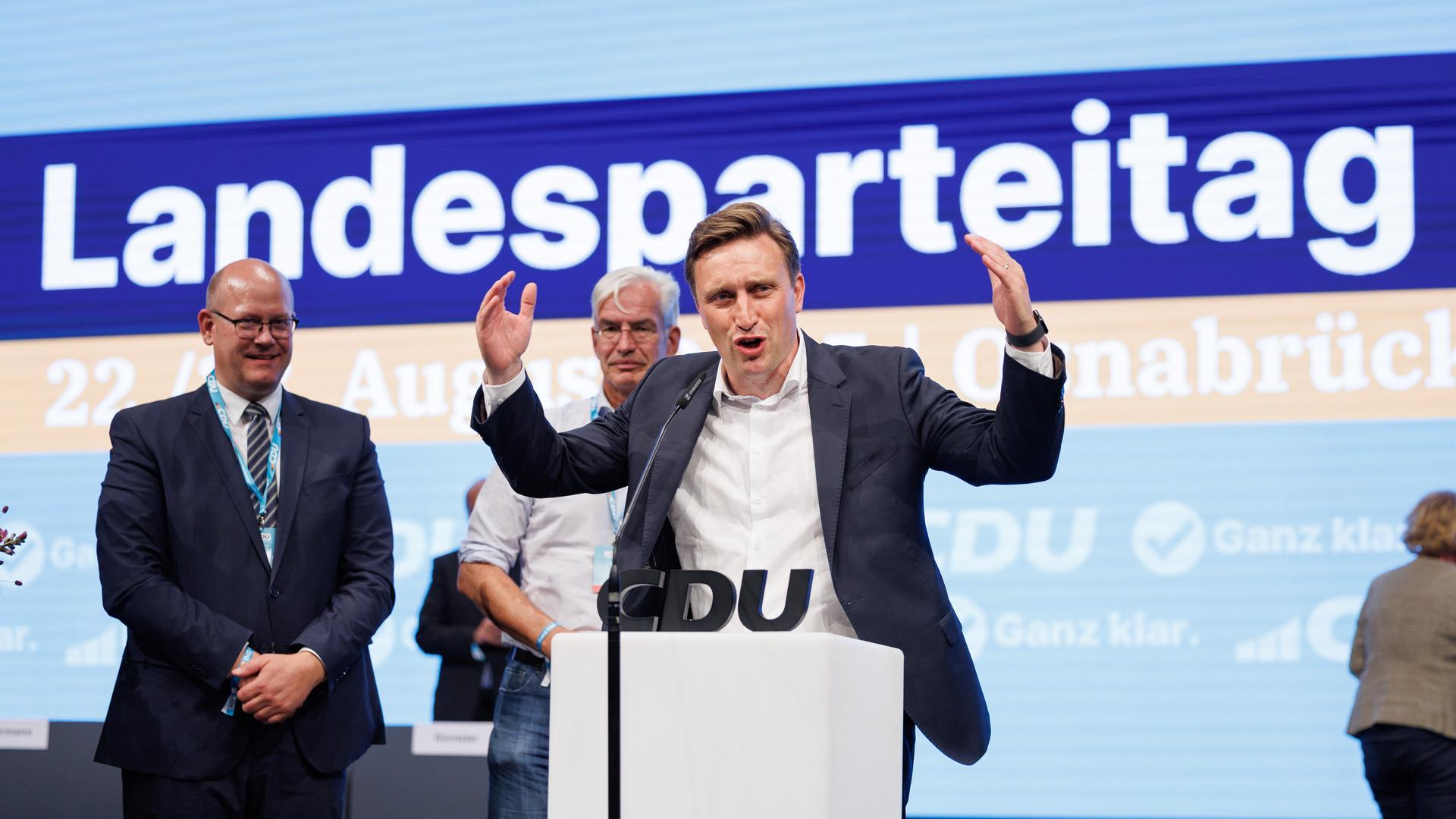 Sebastian Lechner, Vorsitzender der CDU-Niedersachsen, steht auf dem Podium beim Landesparteitag. Sebastian Lechner, Vorsitzender der CDU-Niedersachsen, steht auf dem Podium beim Landesparteitag.