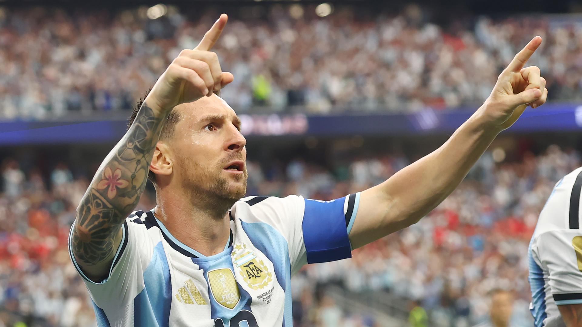 Argentiniens Spieler Lionel Messi reißt beim WM-Spiel gegen Österreich die Arme hoch Argentiniens Spieler Lionel Messi reißt beim WM-Spiel gegen Österreich die Arme hoch