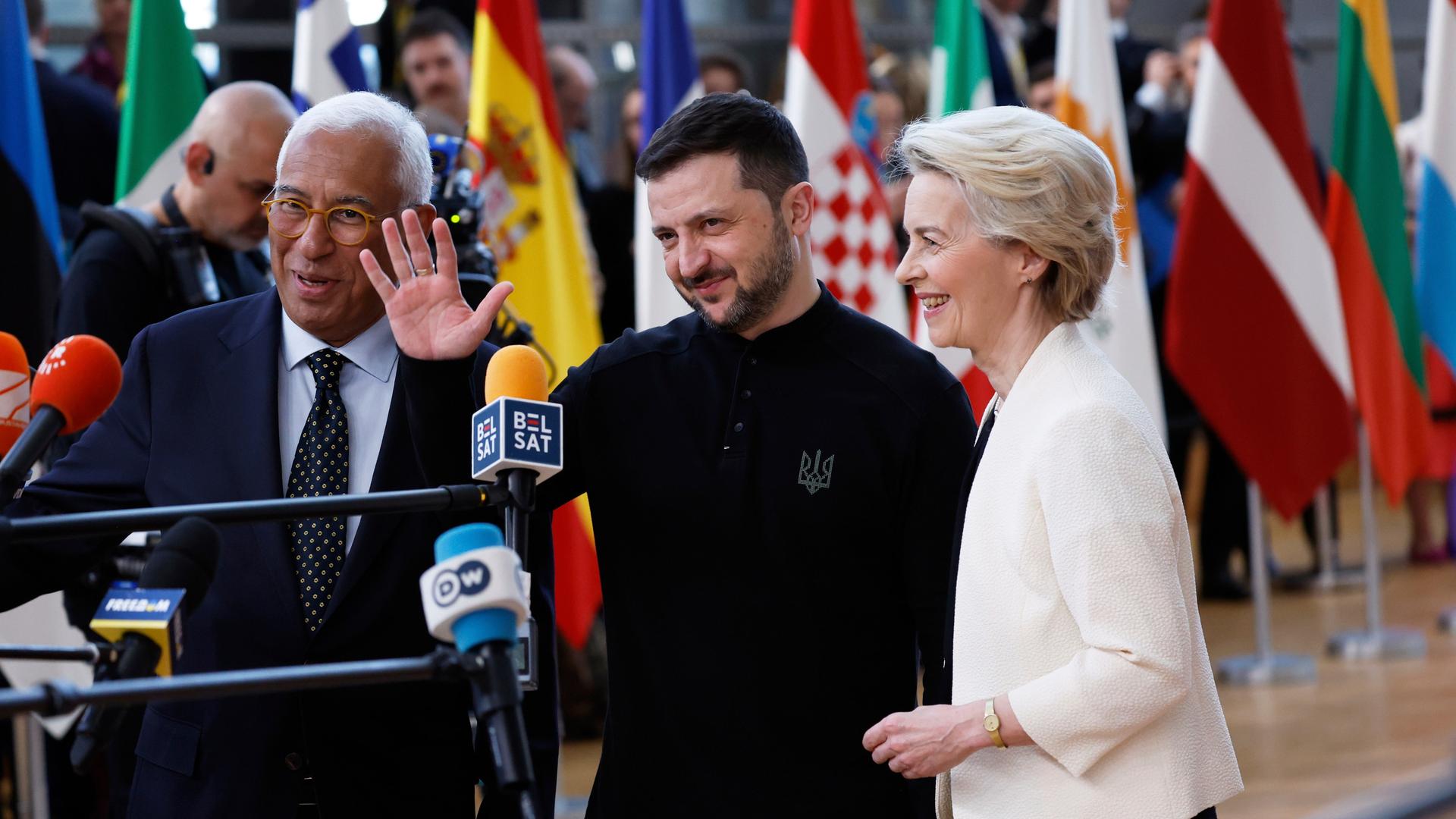 Die Präsidentin der Europäischen Kommission, Ursula von der Leyen (r), der ukrainische Präsident Wolodymyr Selenskyj (M), und der Präsident des Europäischen Rates, Antonio Costa, treffen im Gebäude des Europäischen Rates zu einem EU-Gipfel ein. 