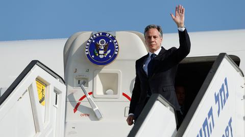 US-Außenminister Blinken steigt aus dem Flugzeug und winkt.