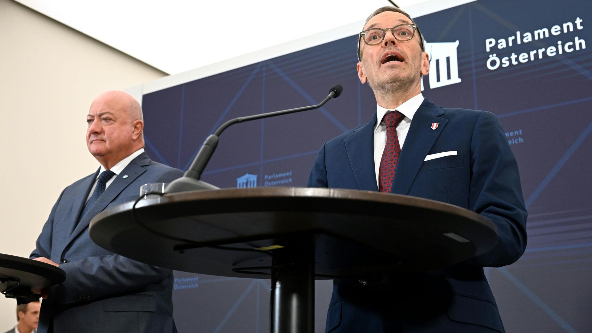 Wien: ÖVP-Chef Christian Stocker (l) und FPÖ-Chef Herbert Kickl geben im Auditorium des Parlaments ein Pressestatement zu den Koalitionsgesprächen zwischen der FPÖ und ÖVP.