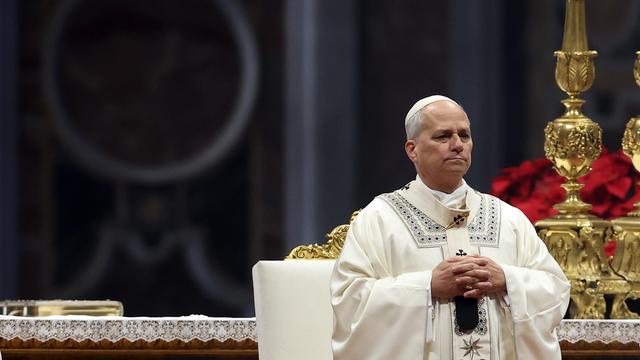 Papst Leo XIV. steht vor einem Altar. Er hat die Hände gefaltet.