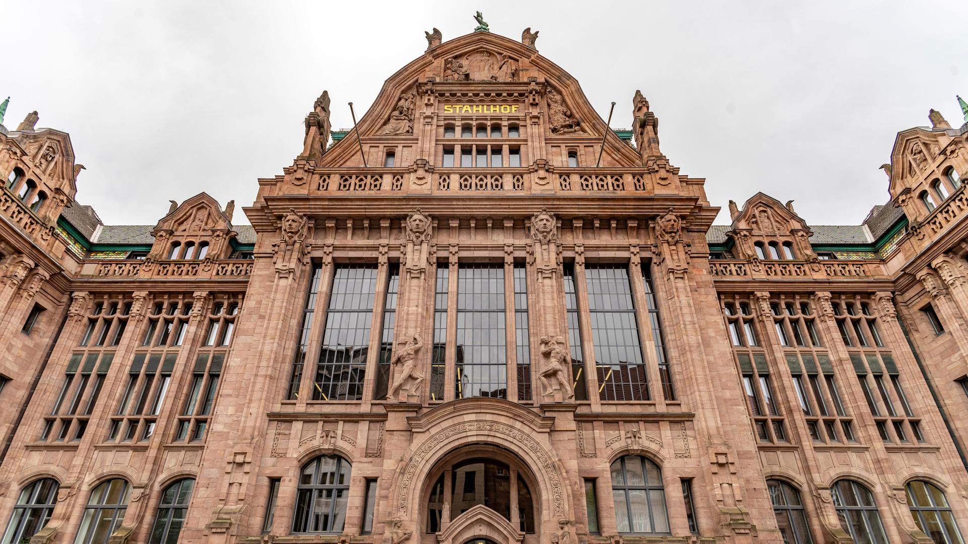 Das Bild zeigt ein großes, altes Gebäude. Darin arbeitet das Düsseldorfer Verwaltungsgericht.
