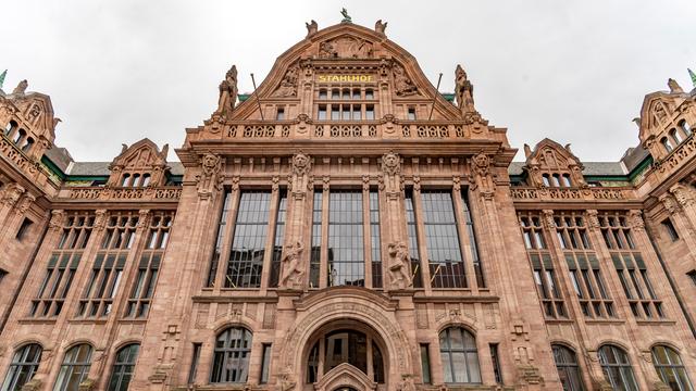 Das Bild zeigt ein großes, altes Gebäude. Darin arbeitet das Düsseldorfer Verwaltungsgericht.