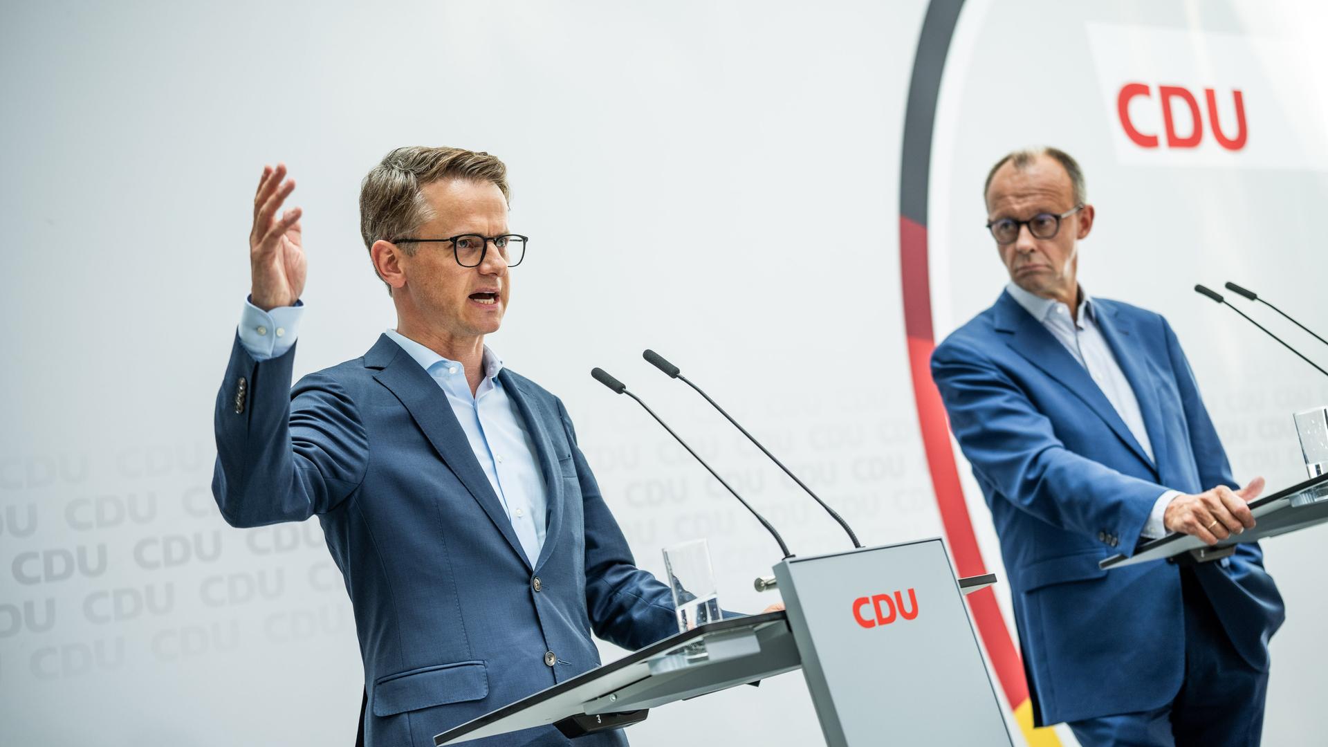 Carsten Linnemann (l), neuer CDU Generalsekretär, spricht am 12.07.2023 neben Friedrich Merz, CDU Bundesvorsitzender und Fraktionsvorsitzender der CDU/CSU Fraktion, bei der Pressekonferenz nach der Sitzung des CDU-Bundesvorstands im Konrad-Adenauer-Haus in Berlin