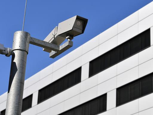 Überwachungskameras auf dem Gelände des Bundesnachrichtendienstes in Brlin 