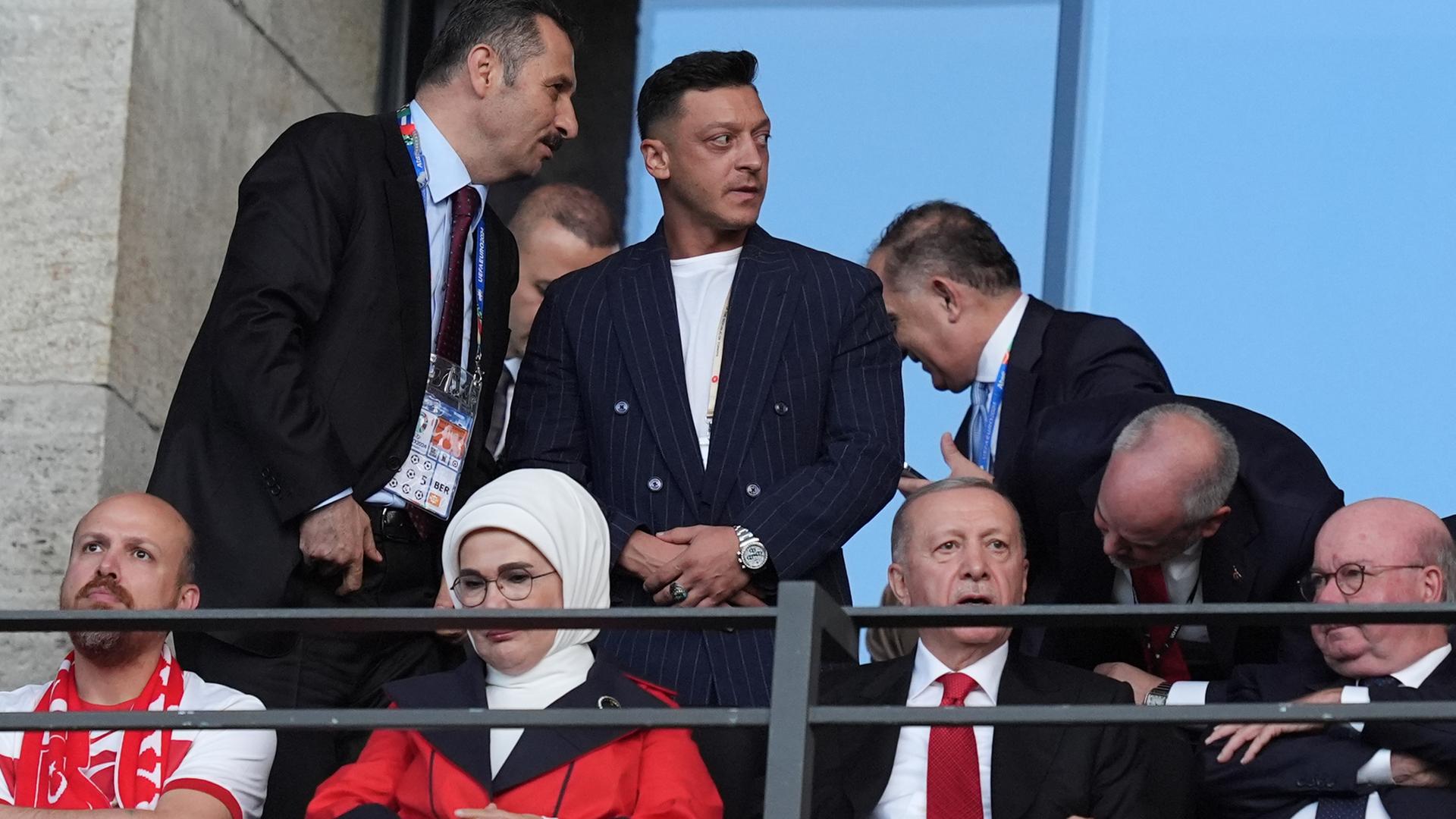 Mesut Özil, ehemaliger deutscher Fußball-Nationalspieler, steht auf der Tribüne hinter dem türkischen Präsidenten Recep Tayyip Erdogan bei einem Spiel der Fußball-EM 2024.