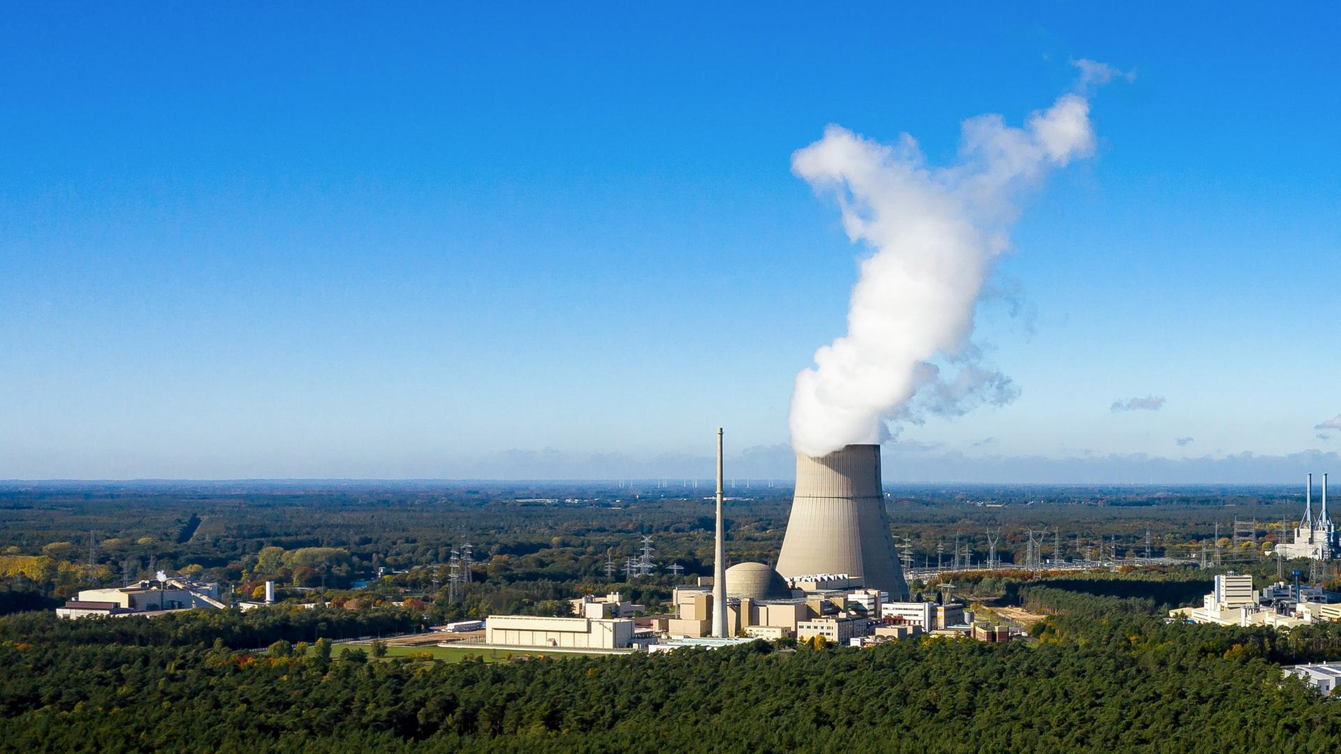 Luftaufnahme vom Atomkraftwerk Emsland mit dem großen Kühlturm, aus dem Dampf aufsteigt