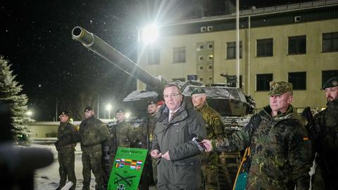 Boris Pistorius (SPD), Bundesminister der Verteidigung, spricht neben Bundeswehrsoldaten des deutschen Einsatzkontingents Enhanced Forward Presence in Rukla bei dem Besuch des NATO-Partners Litauen an einem Leopard 2- Panzer zu den Journalisten.