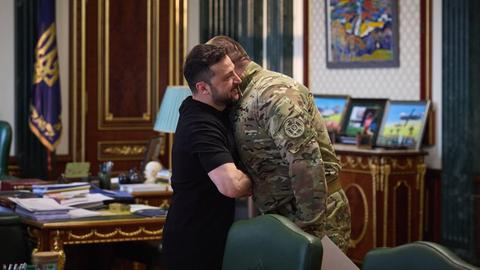 Der ukraineische Präsident Wolodymyr Selenskyj umarmt den Chef des Sicherheitsdienstes Vasyl Malyuk
