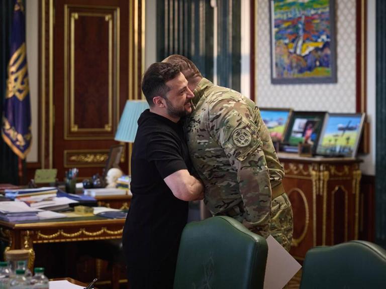 Der ukraineische Präsident Wolodymyr Selenskyj umarmt den Chef des Sicherheitsdienstes Vasyl Malyuk