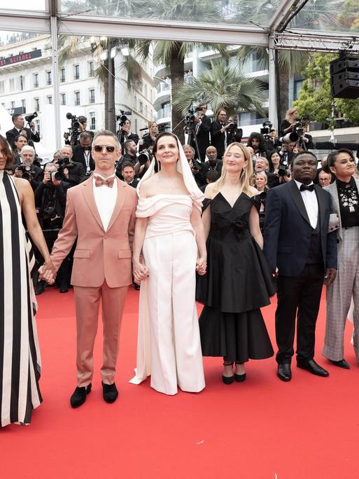 Jury Member Hong Sang-soo Halle Berry, Jeremy Strong, Jury President Juliette Binoche, Alba Rohrwacher, Dieudo Hamadi, Payal Kapadia, Leïla Slimani and Carlos Reygadas attend the red carpet for the opening ceremony and "Partir Un Jour" (Leave One Day). 