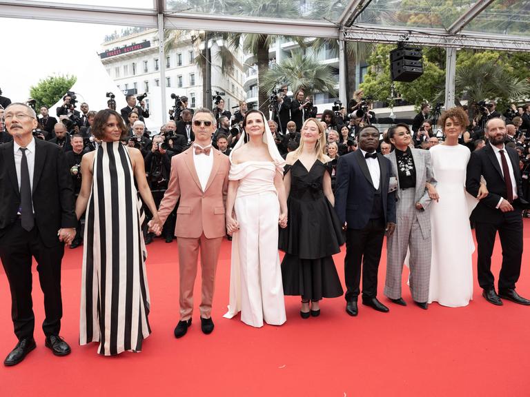 Jury Member Hong Sang-soo Halle Berry, Jeremy Strong, Jury President Juliette Binoche, Alba Rohrwacher, Dieudo Hamadi, Payal Kapadia, Leïla Slimani and Carlos Reygadas attend the red carpet for the opening ceremony and "Partir Un Jour" (Leave One Day). 