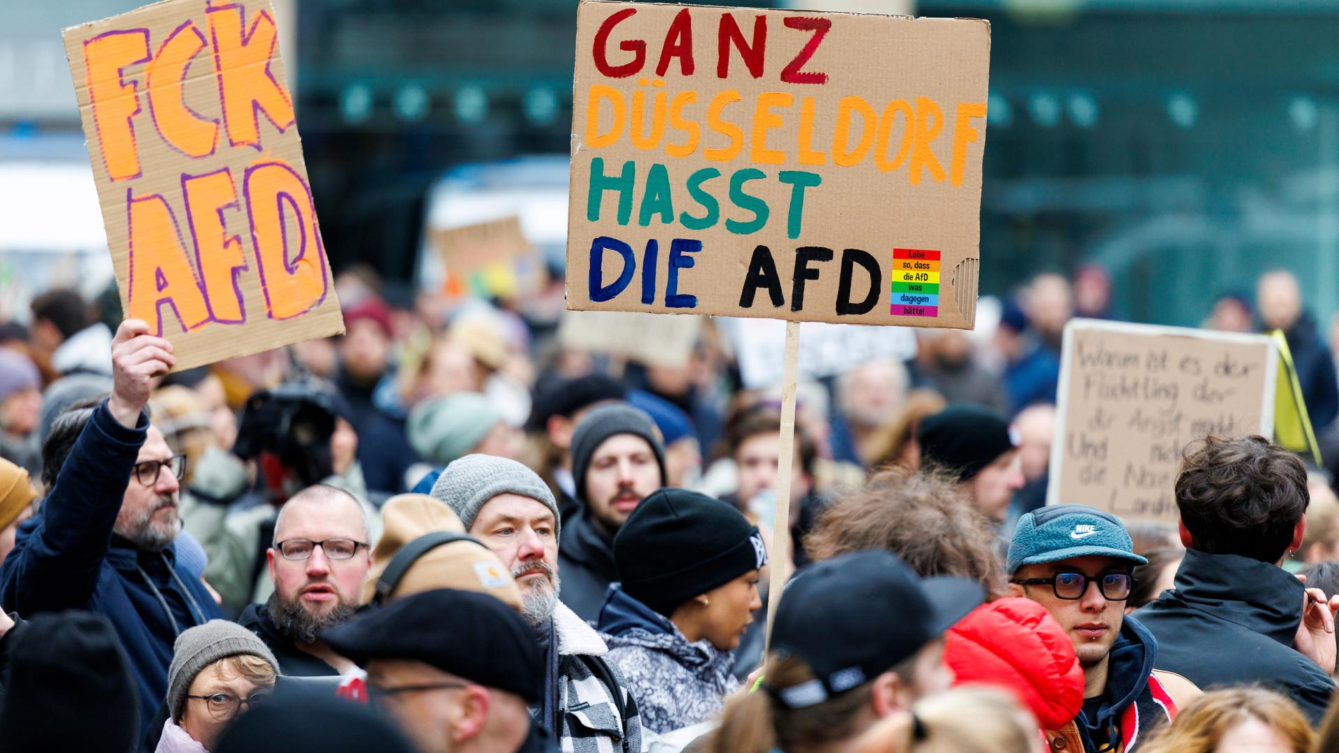 In Düsseldorf haben sich tausende Menschen zu einer Kundgebung gegen die AfD versammelt, sie halten Plakate hoch. 