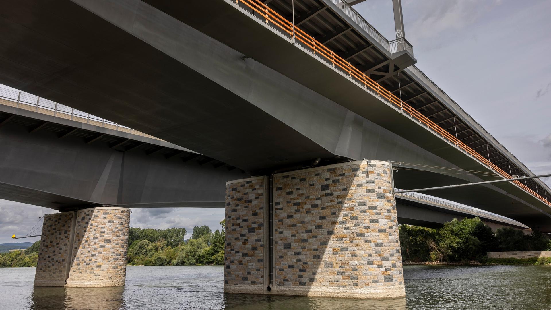 Blick auf die Schiersteiner Brücke von der Seite. Es ist eine Autobahnbrücke, die den Rhein, Wiesbaden und Mainz miteinander verbindet.