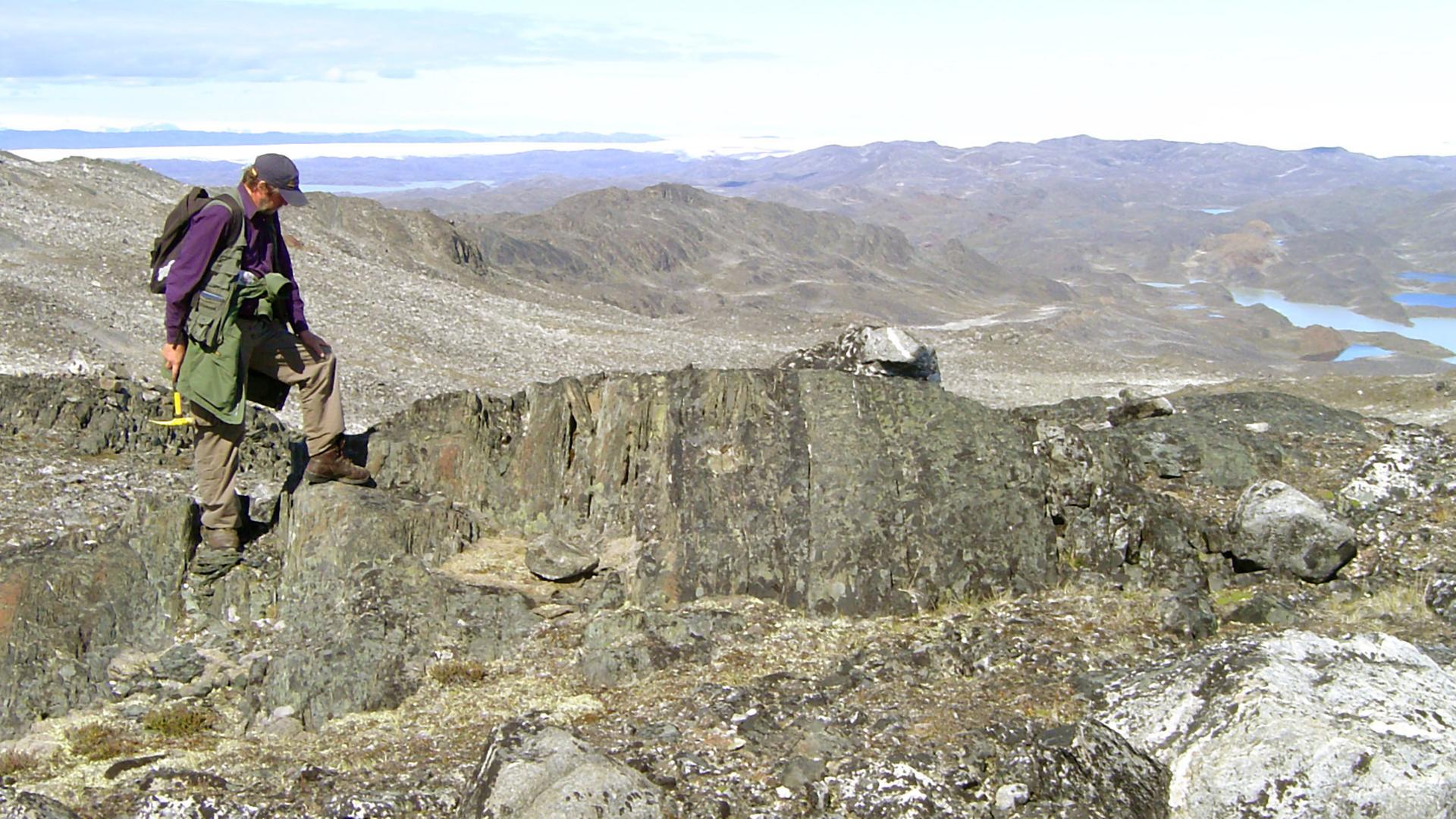 Ein Mann steht auf dem bislang ältesten bekannten Stück der Erdkruste, das Geologen auf Grönland entdeckt haben. Der Komplex ist Teil einer 3,8 Milliarden Jahre alten Felsformation, wie ein internationales Forscherteam im US-Fachjournal "Science"  berichtet. Die Forscher unter Leitung des norwegischen Geologen Harald Furnes von der Universität Bergen erhoffen sich von ihrer Entdeckung neue Erkenntnisse zur Erdgeschichte. Das Stück Erdkruste habe sich gebildet, als der Meeresboden vor 3,8 Milliarden Jahren aufbrach. Die sogenannte Isua-Felsformation liegt im Südwesten von Grönland. 