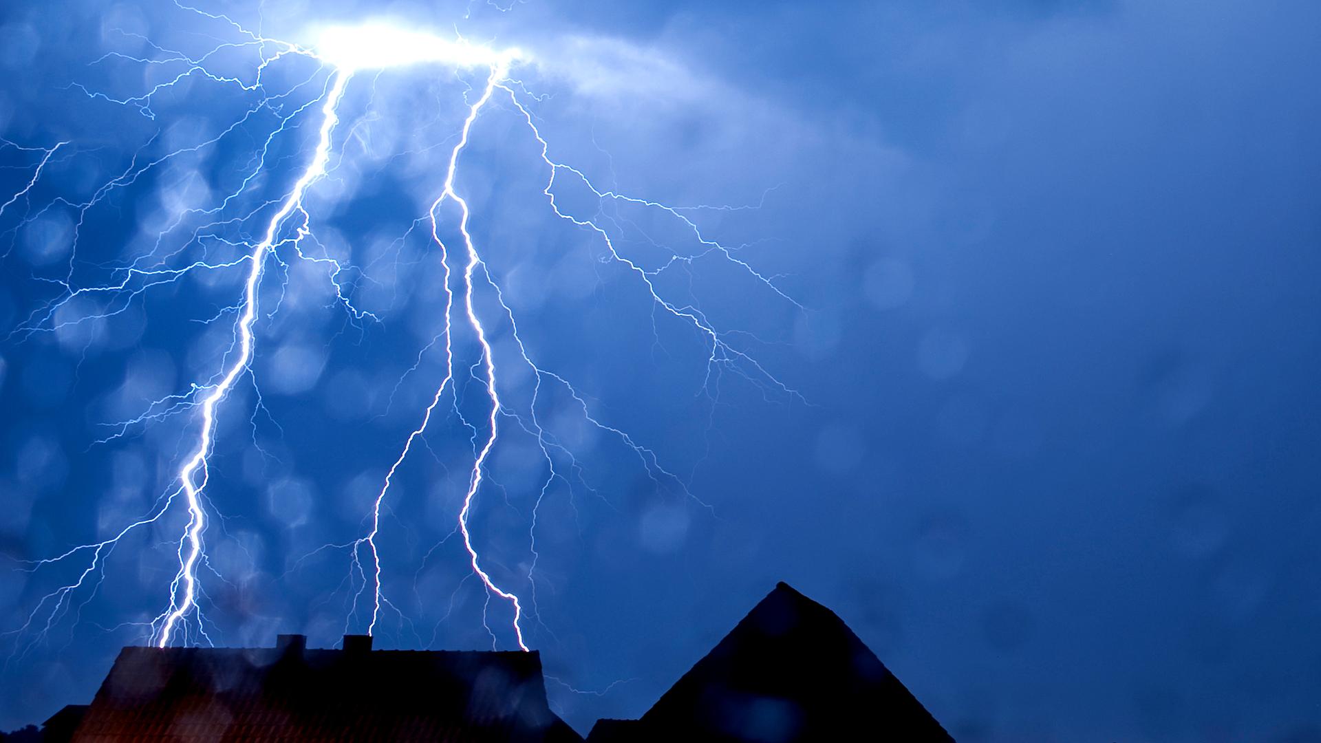 Ein Blitz schlägt bei Gesecke (Nordrhein-Westfalen) ein. Ein Blitz schlägt bei Gesecke (Nordrhein-Westfalen) ein.