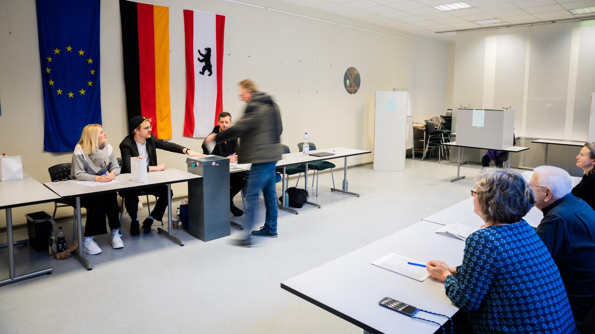 Ein Mann gibt in einem Wahllokal in Berlin-Mitte seine Stimme bei der Teilwiederholung der Bundestagswahl ab.