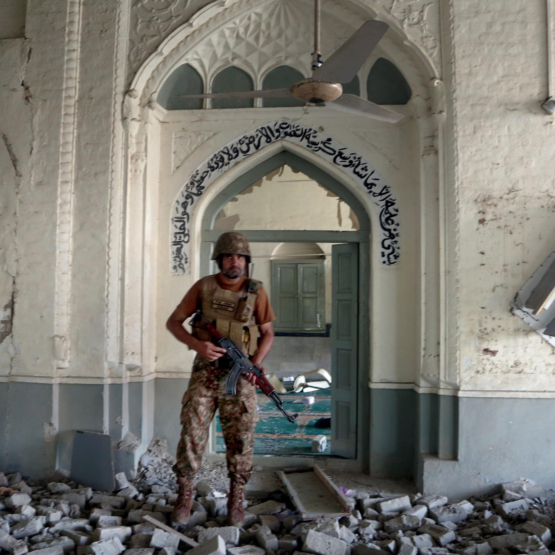 31 people killed in attack on police compound in Pakistan