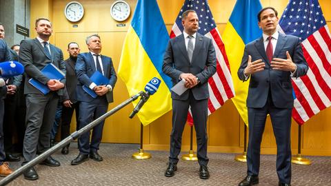 US-Außenminister Rubio und der ukrainische Unterhändler Yermak auf der Pressekonferenz nach Gesprächen zu einem sogenannten Friedensplan der USA in Genf
