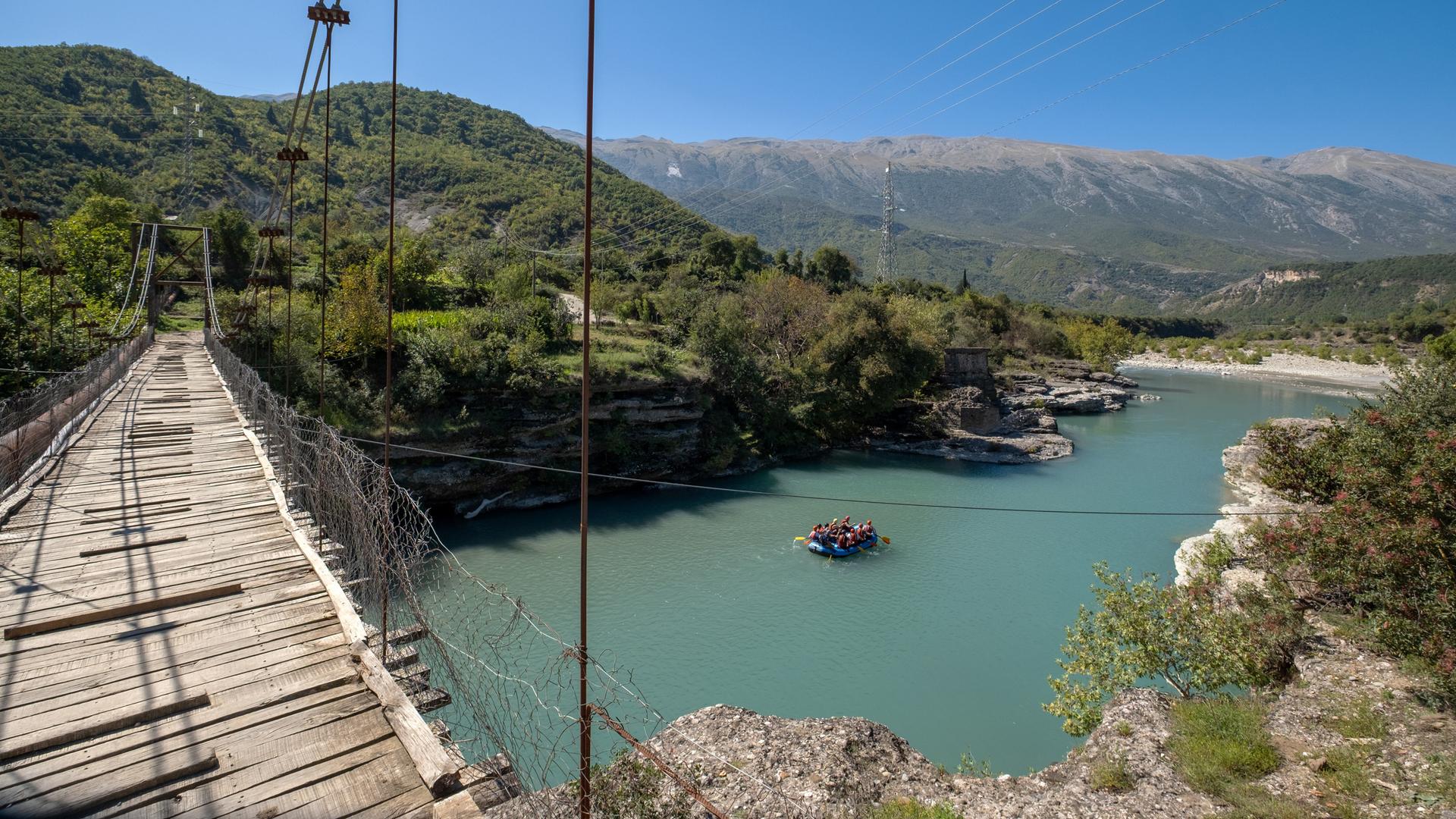 Petran, Gjirokastra, Albanien: Touristen beim Rafting mit Guide auf dem Wildfluss Vjosa im Nationalpark Hotova-Dangell, größter Nationalpark des Landes.