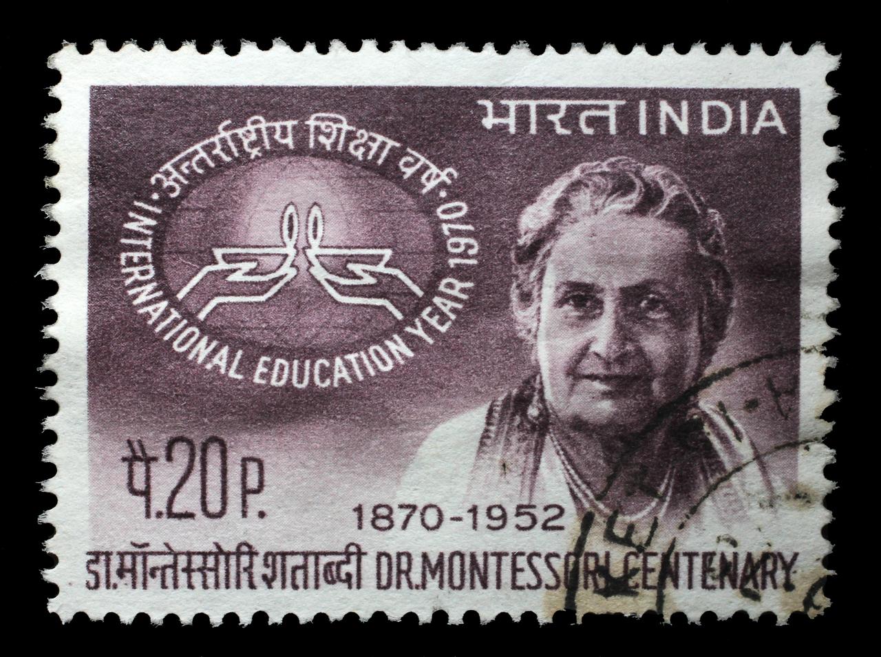 Zu ihrem 100. Geburtstag wurde Maria Montessori zu Ehren in Indien eine Briefmarke gedruckt. Auf dem Subkontinent verbrachte sie zwischen 1939 und 1949 zehn Jahre ihres Lebens.