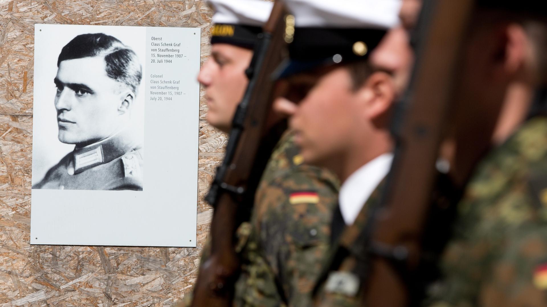 Ein Foto des erschossenen Widerstandskämpfers Oberst Claus Schenk Graf von Stauffenberg ist bei der Kranzniederlegung zum Gedenken an die Opfer des Nationalsozialismus am 20.07.2013 im Bendlerblock in Berlin zu sehen.