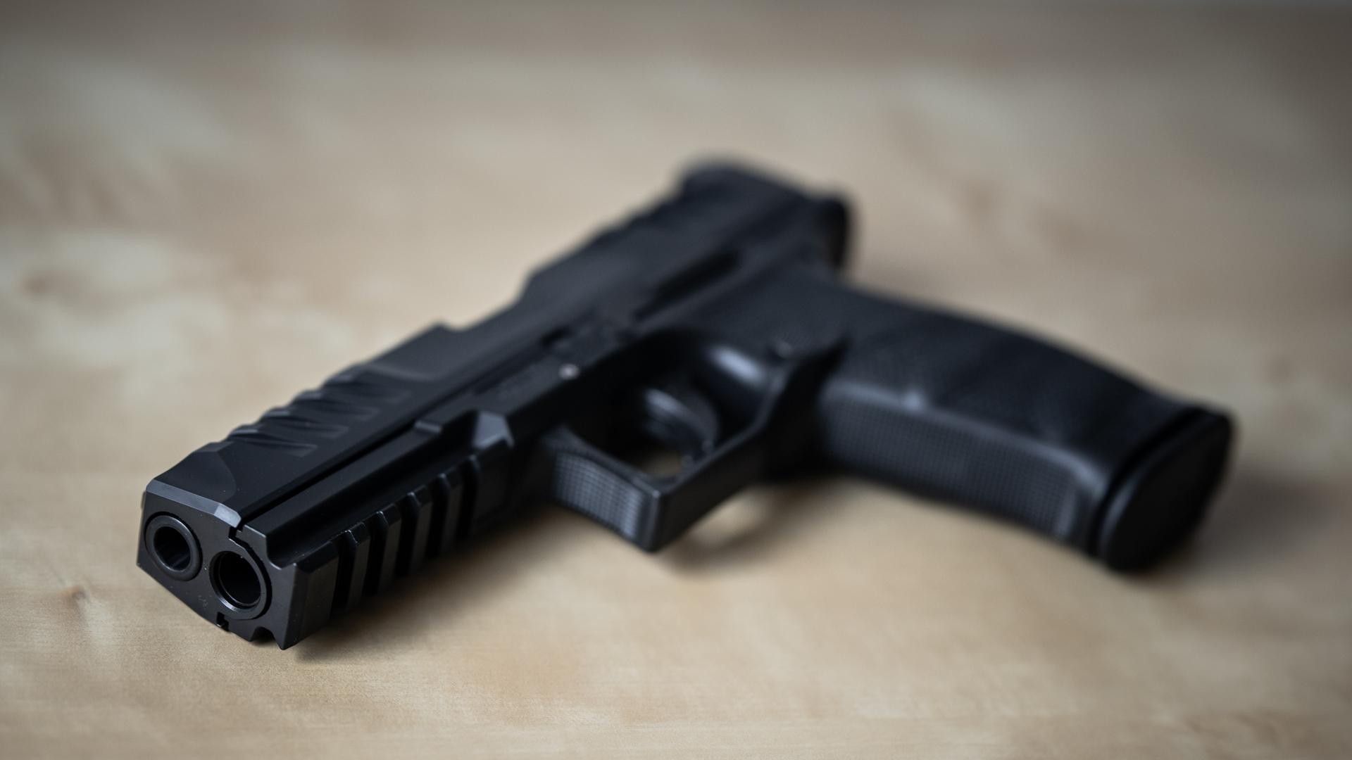 Eine Walther PDP Full Size 9mm Handfeuerwaffe liegt auf einem Tisch eines Sportschützen.