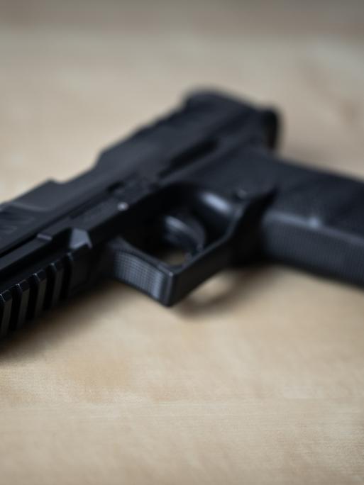 Eine Walther PDP Full Size 9mm Handfeuerwaffe liegt auf einem Tisch eines Sportschützen.