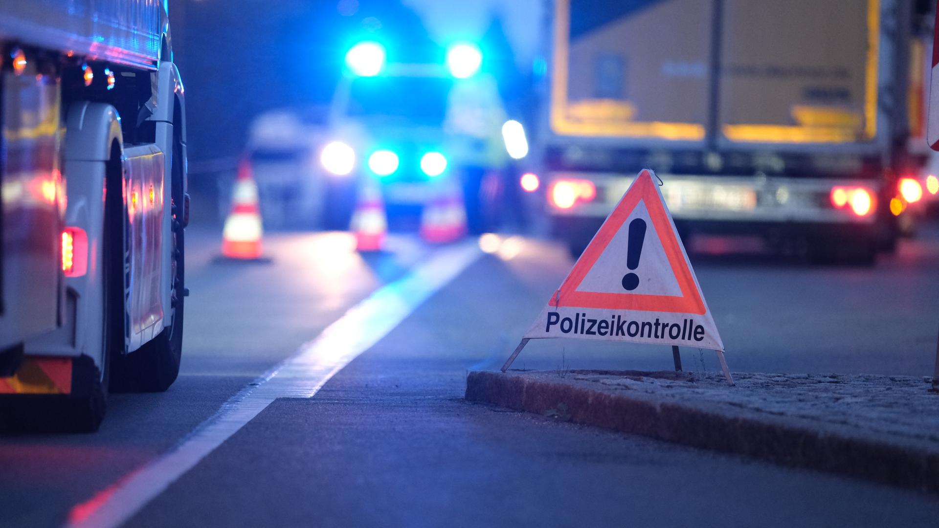 Ein Verkehrshinweis "Polizeikontrolle" steht an einer Straße nahe der deutsch-tschechischen Grenze. 