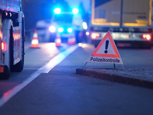 Ein Verkehrshinweis "Polizeikontrolle" steht an einer Straße nahe der deutsch-tschechischen Grenze. 