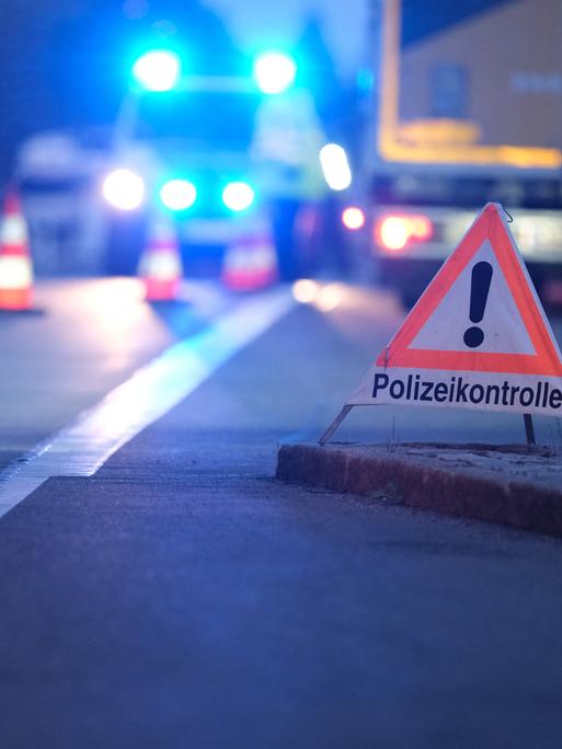 Ein Verkehrshinweis "Polizeikontrolle" steht an einer Straße nahe der deutsch-tschechischen Grenze. 