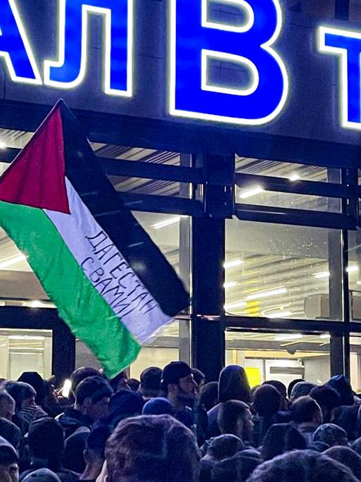 Am Flughafen von Machatschkala in der russischen Teilrepublik Dagestan kam es am Sonntagabend nach der Landung eines Flugzeugs aus Tel Aviv zu antisemitischen Krawallen.