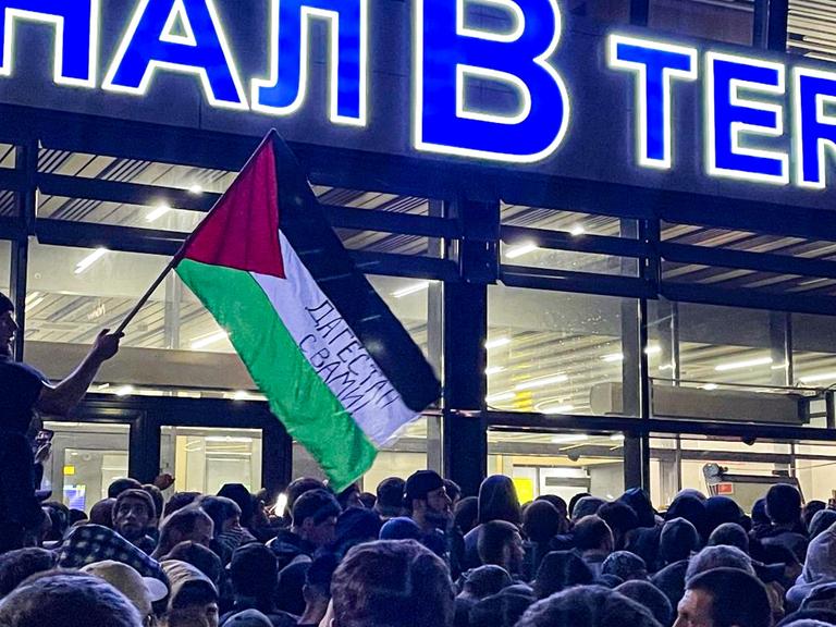 Am Flughafen von Machatschkala in der russischen Teilrepublik Dagestan kam es am Sonntagabend nach der Landung eines Flugzeugs aus Tel Aviv zu antisemitischen Krawallen.