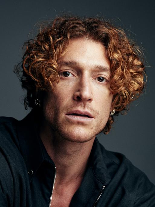 Studioporträt von Daniel Donskoy vor dunkelgrauem Hintergrund. Studioporträt von Daniel Donskoy vor dunkelgrauem Hintergrund.