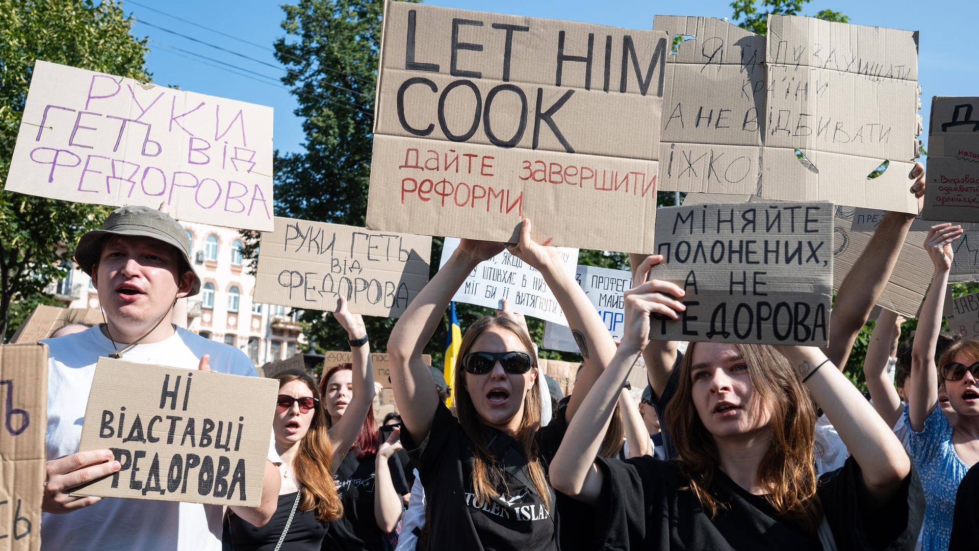 Ukrainer protestieren mit Plakaten in Kiew gegen die Entscheidung von Präsident Selenskyj, Verteidigungsminister Fedorow nach sechs Monaten im Amt zu entlassen.
