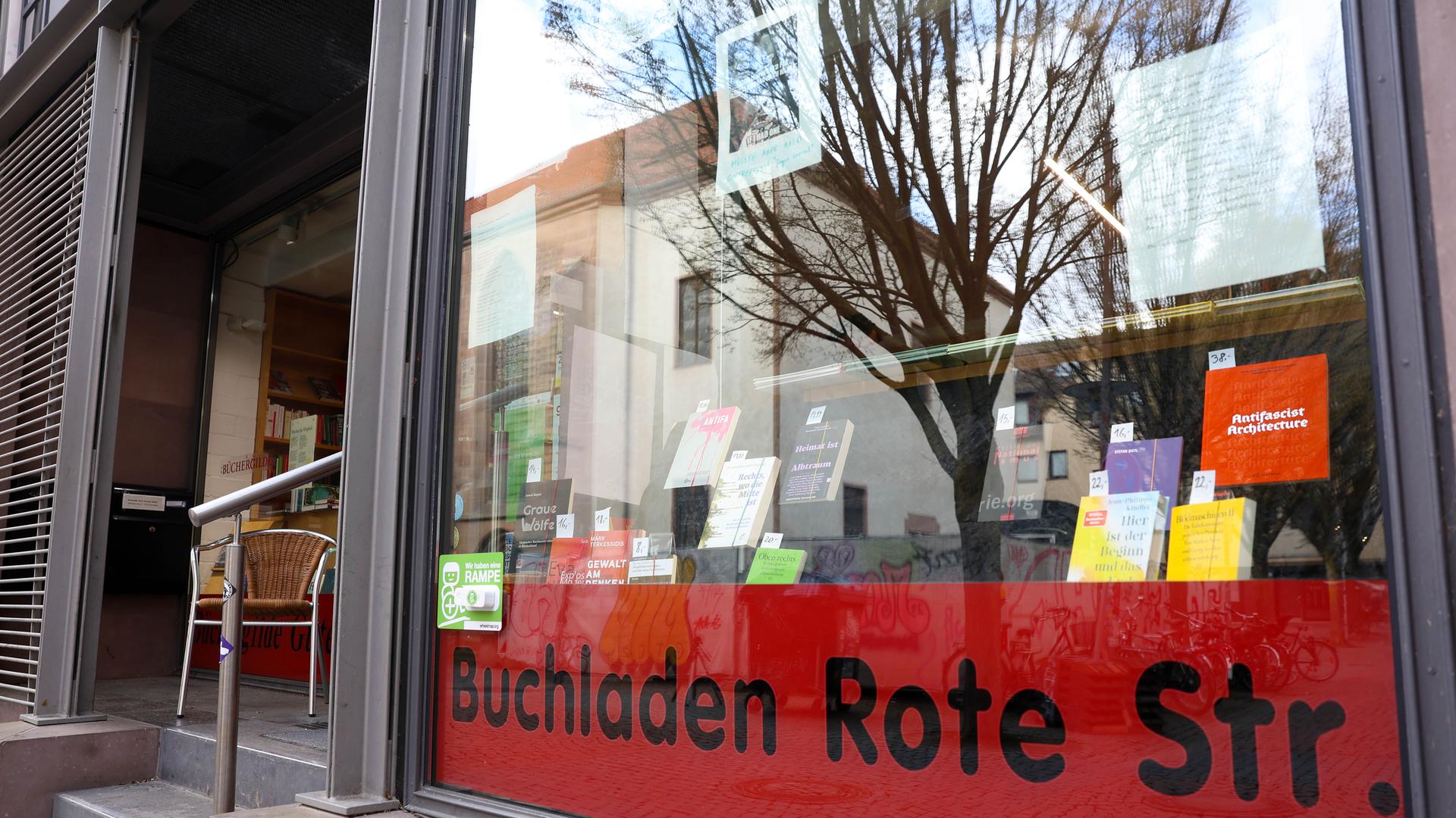 Blick auf das Schaufenster des Buchladens Rote Straße in Göttingen Blick auf das Schaufenster des Buchladens Rote Straße in Göttingen