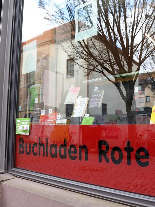 Blick auf das Schaufenster des Buchladens Rote Straße in Göttingen Blick auf das Schaufenster des Buchladens Rote Straße in Göttingen