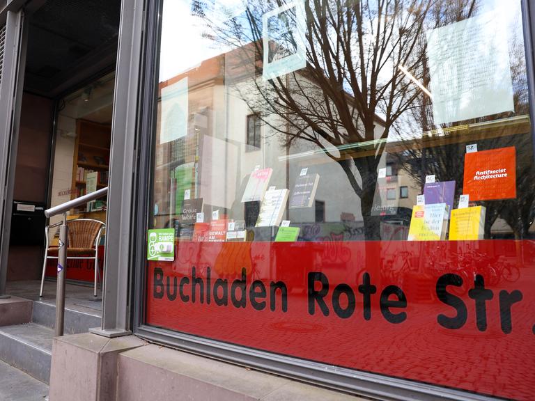 Blick auf das Schaufenster des Buchladens Rote Straße in Göttingen Blick auf das Schaufenster des Buchladens Rote Straße in Göttingen