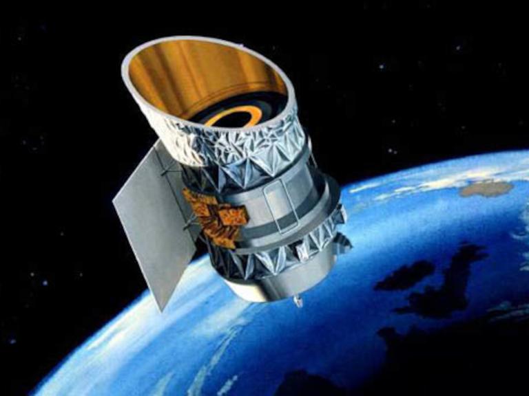 Der IRAS-Satellit im Weltall (Illustration von 1983)
